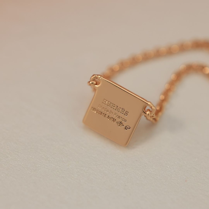 H**me5 necklaces